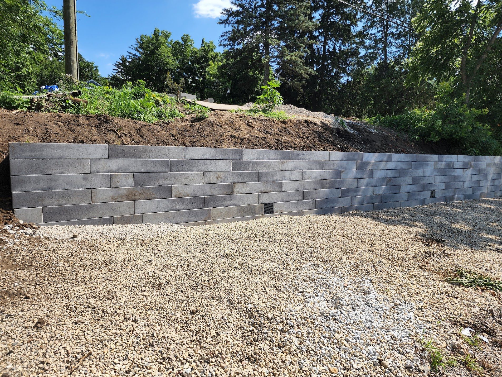 Modern stacked stone retaining wall in a Chicagoland yard