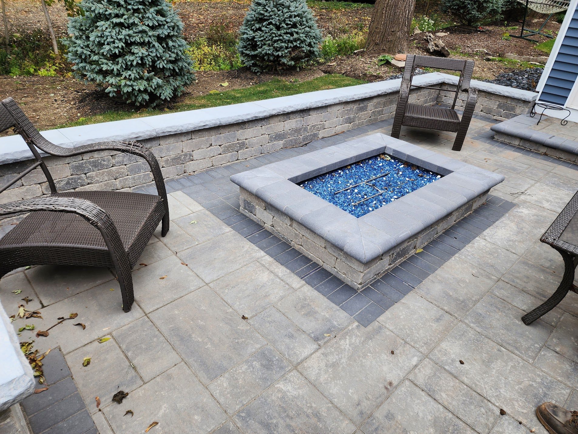 Modern glass-bed fire pit with chairs
